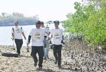 Aksi Bank NTB Syariah dan Mitra Konservasi Tanam Mangrove di Paremas Lombok Timur