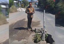 Bupati Lombok Timur Mendadak Turun Mobil Cek Jalan Berlubang di Lenek Baru