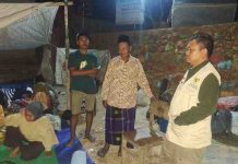 Aksi Haru Relawan BAZNAS Serahkan Logistik Gempa ke Warga Desa Riung