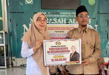 Ummi Lale Yaqut Salurkan Bantuan Rehab Gedung MA Mu’allimin NW Anjani