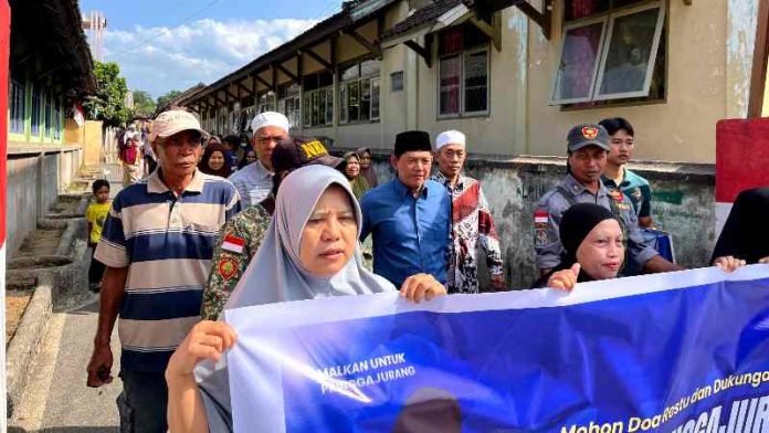 Ratusan warga mendampingi Malkan saat berjalan menuju sekretariat pendaftaran Caldes Pringga Jurang, Rabu (21/10/2026). (dok: istimewa / PorosLombok)